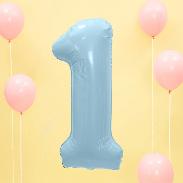 Pastelno moder balon v obliki številke
