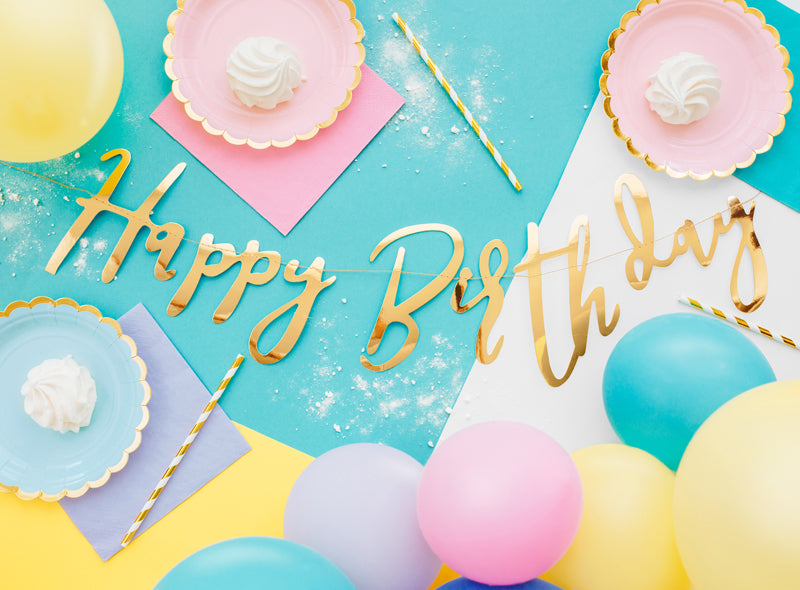 Banner napis Happy birthday, zlat. Dekoracija za najboljšo rojstnodnevno zabavo.