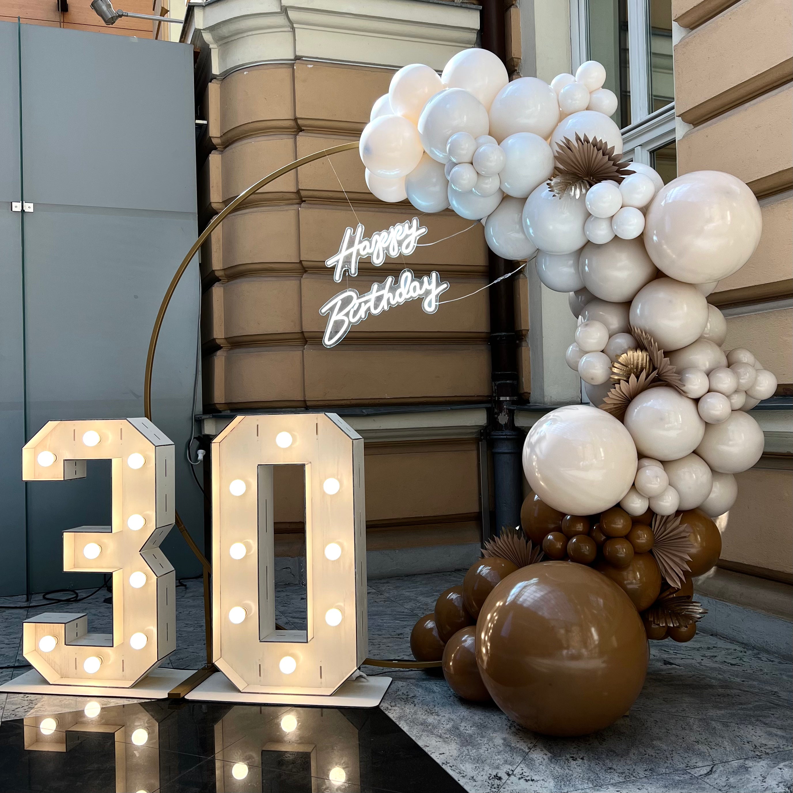 Iznajmljujem okrugli stalak (luk) - Zlato